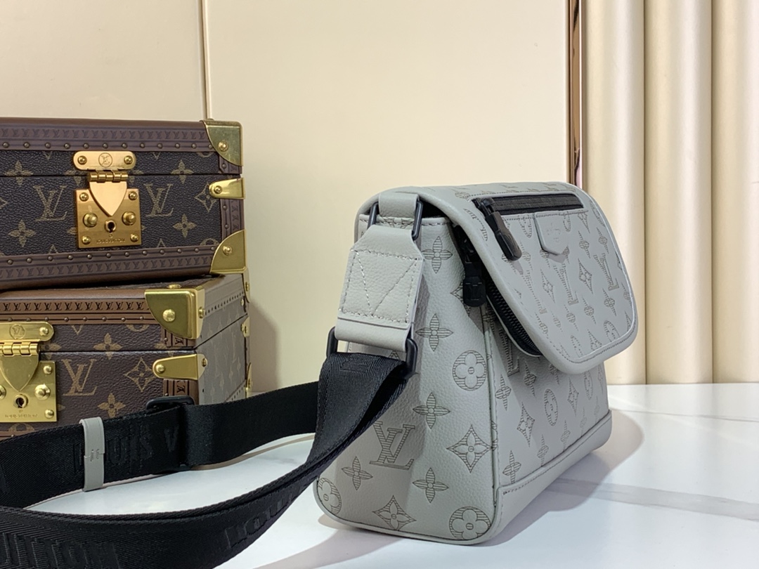 Louis Vuitton Pulse Messenger G65 - Bags and Small Leather Goods