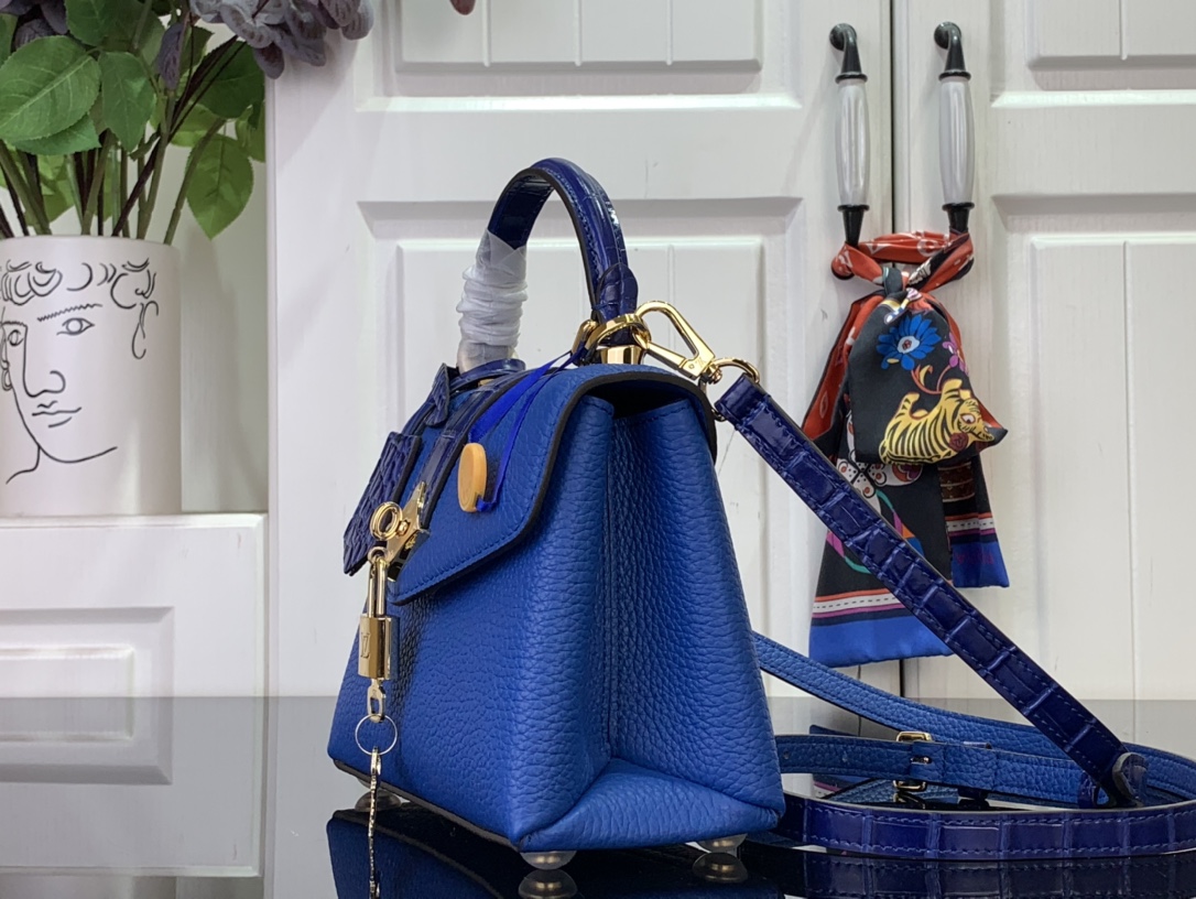 Louis Vuitton Rose Des Vents Mini L09 - Handbags | LOUIS VUITTON