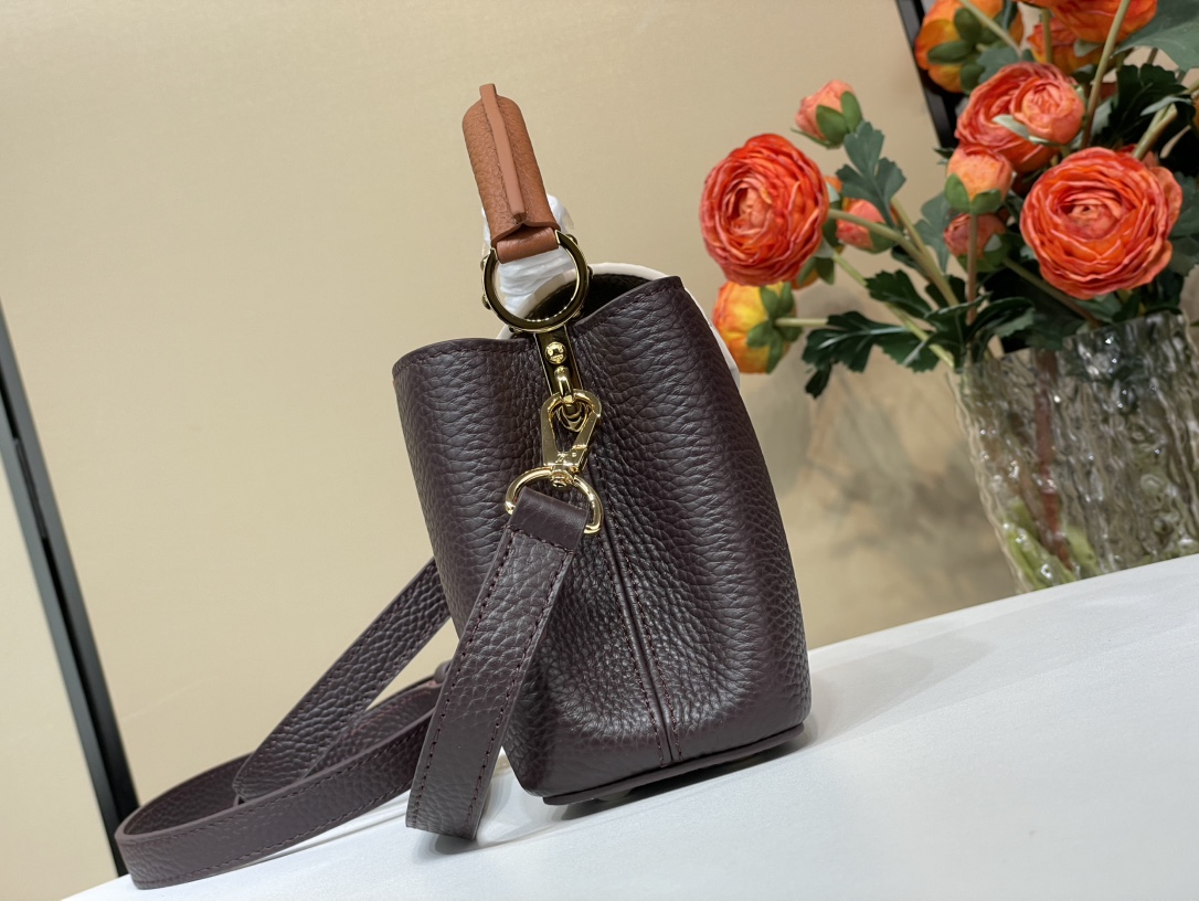 LOUIS VUITTON SAC CAPUCINES MM EN CUIR TAURILLON