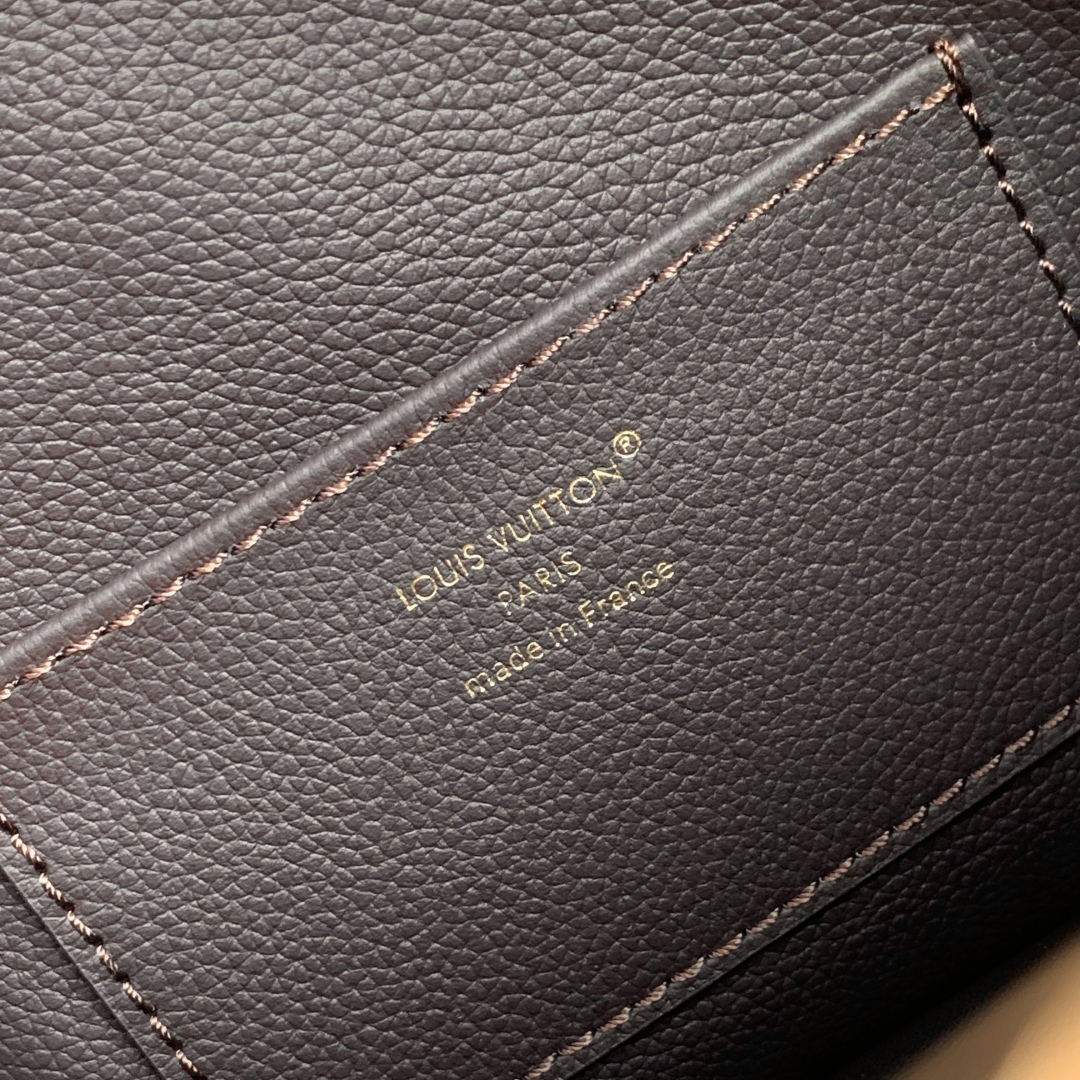 LOUIS VUITTON Taurillon Capucines MM Smokey Brown