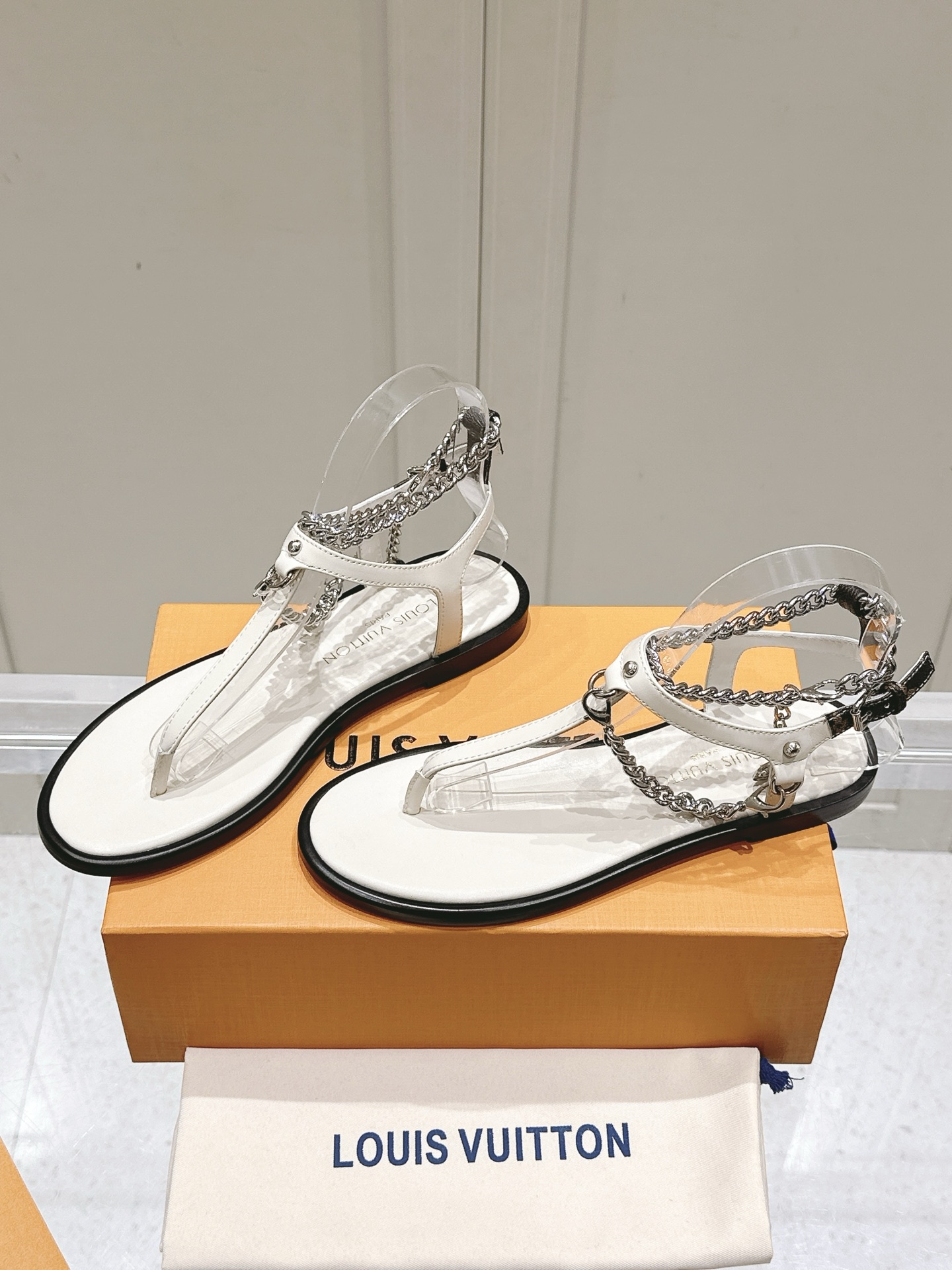 Louis Vuitton Vibe Flat Thong white  Women - Shoes | LOUISVuitton
