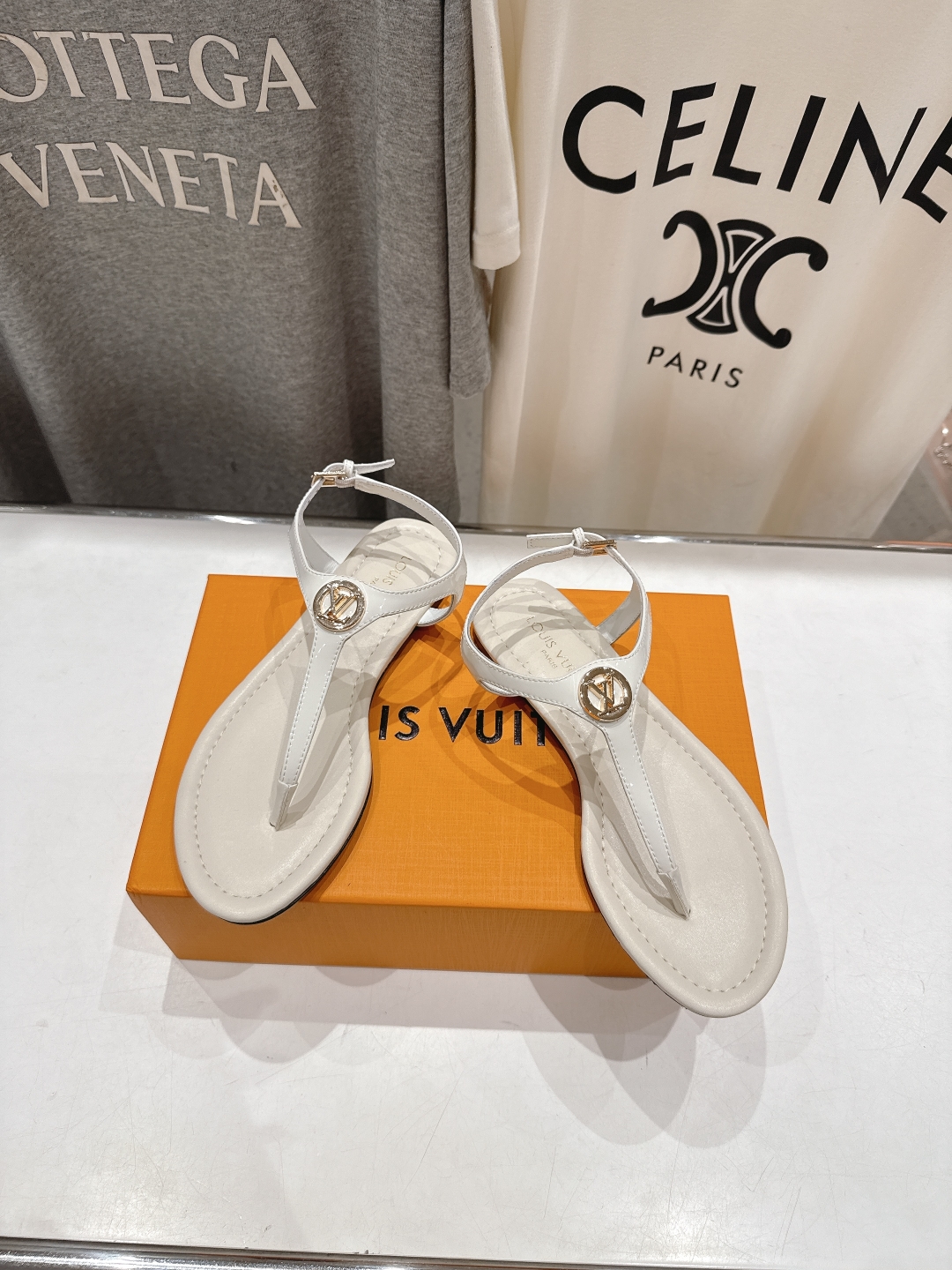 Louis Vuitton White Leather Flat Sandals with LV Circle Logo