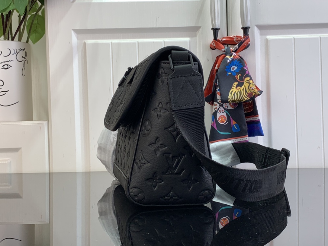 LV  Louis Vuitton Pulse Messenger G65 - Bags and Small Leather Goods