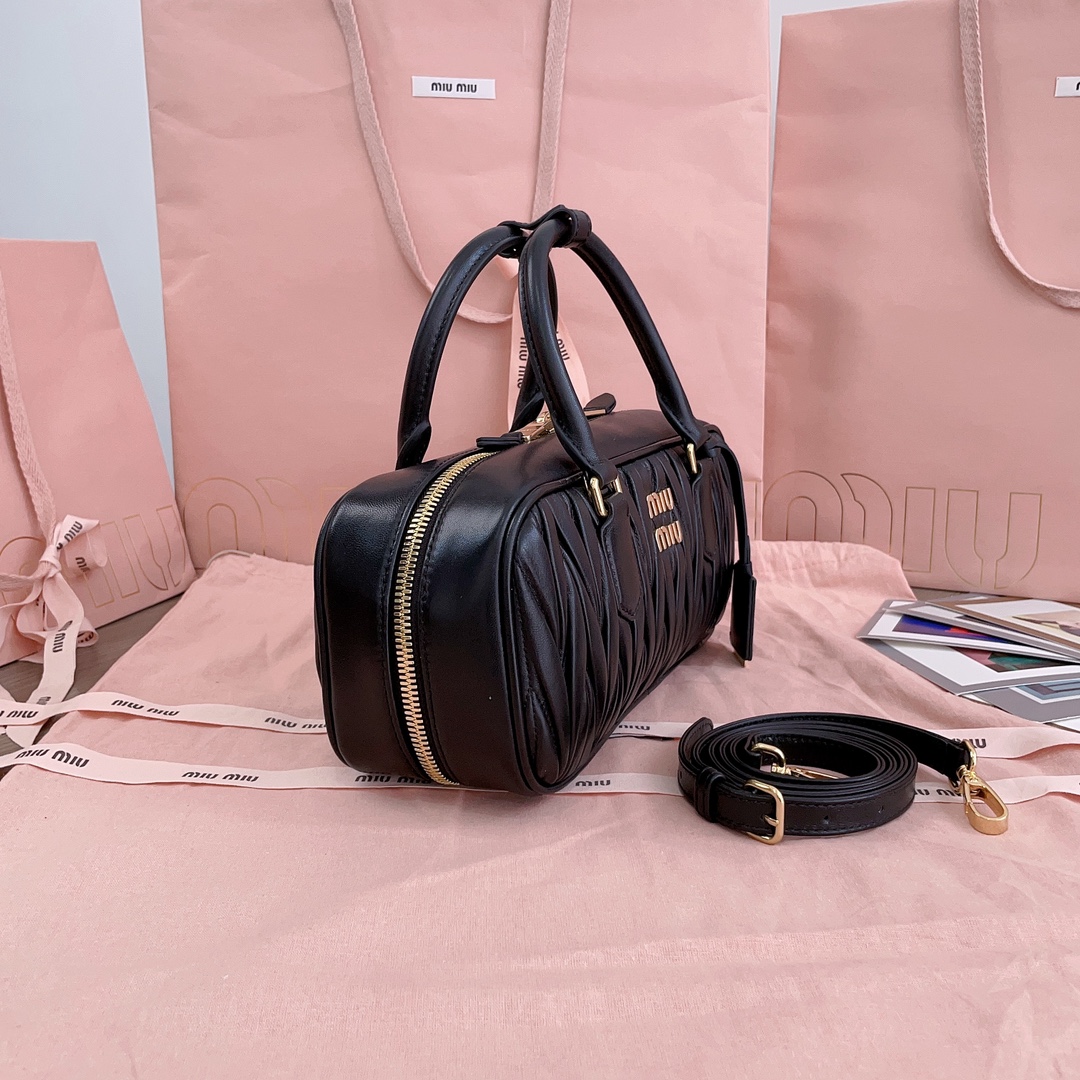 Miu Miu Arcadie leather handbag Miu Miu Black in Leather -