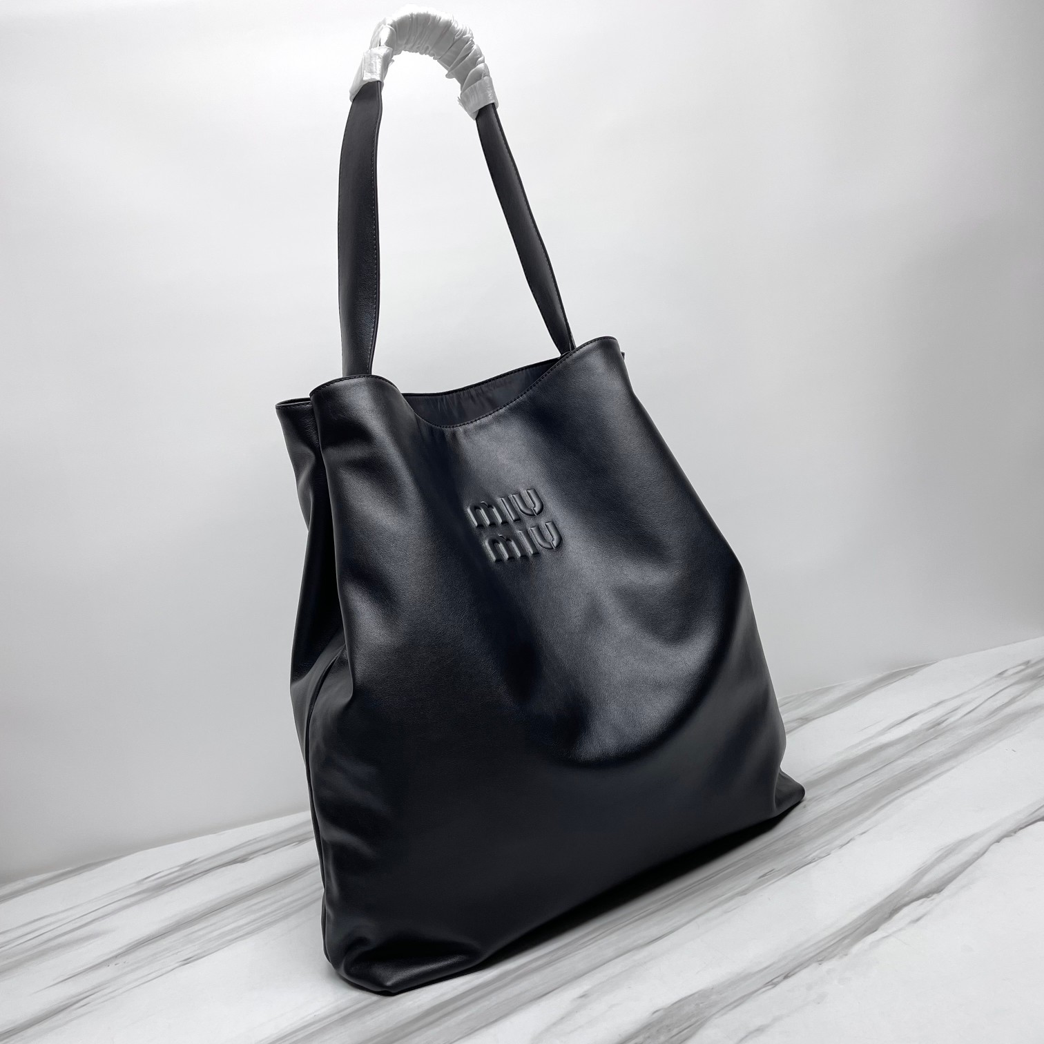 Miu Miu debossed-logo leather shoulder bag | black