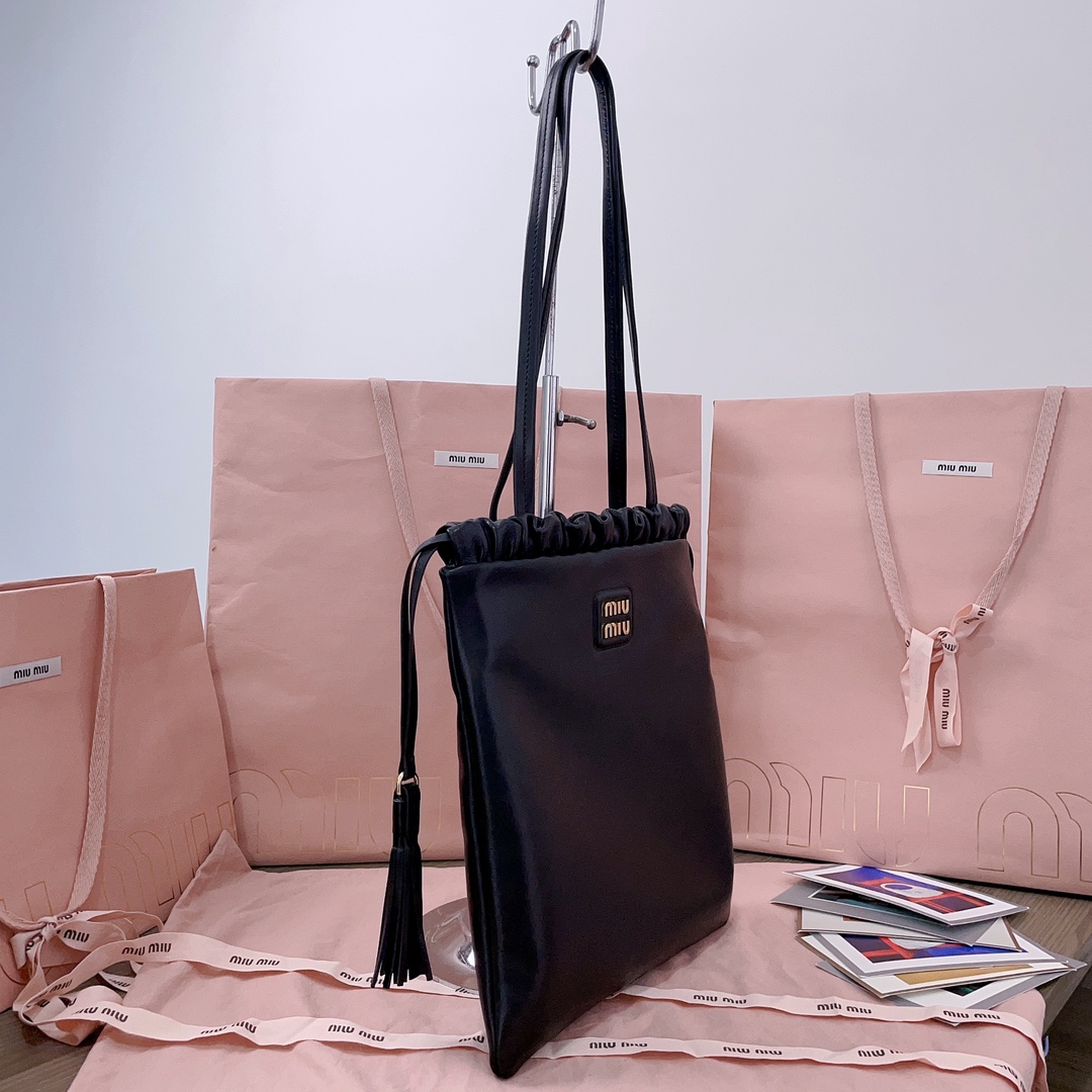 Miu Miu Joie Shoulder Bag | Black |  Miu Miu  01259