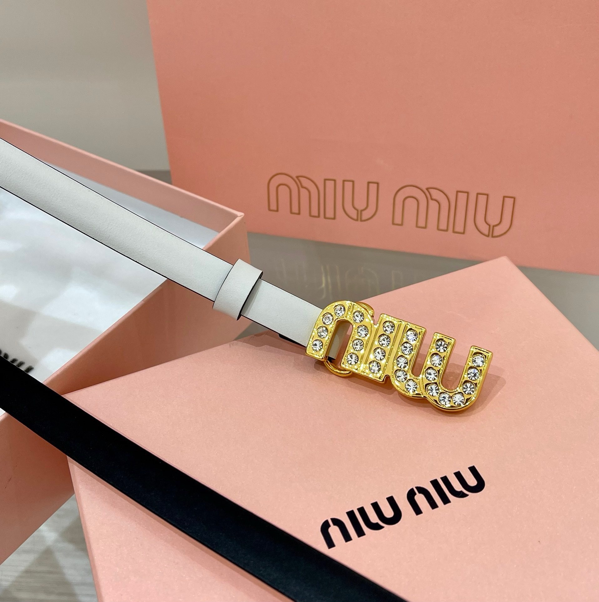 Miu Miu leather belt with a logo-engraved buckle- white