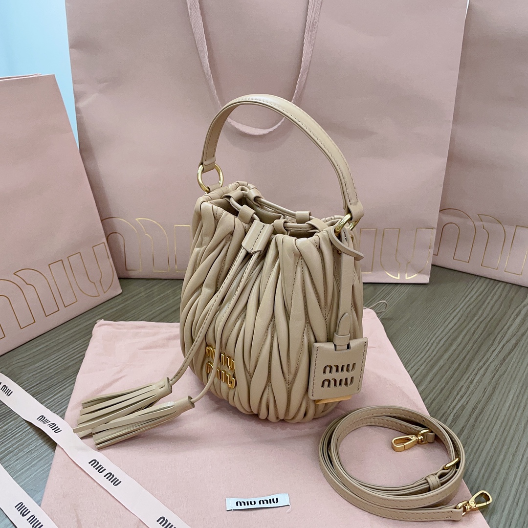 Miu Miu Leather Bucket Bag | Neutrals .Miu Miu  01329