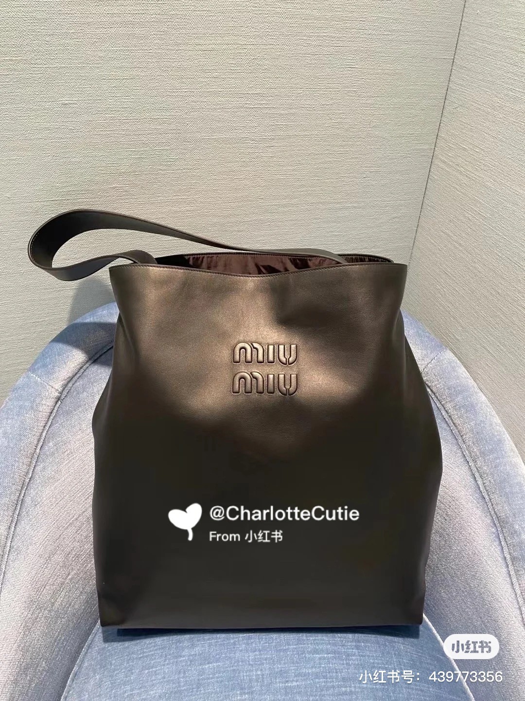 Miu Miu Leather embossed-logo Shoulder Bag | Black