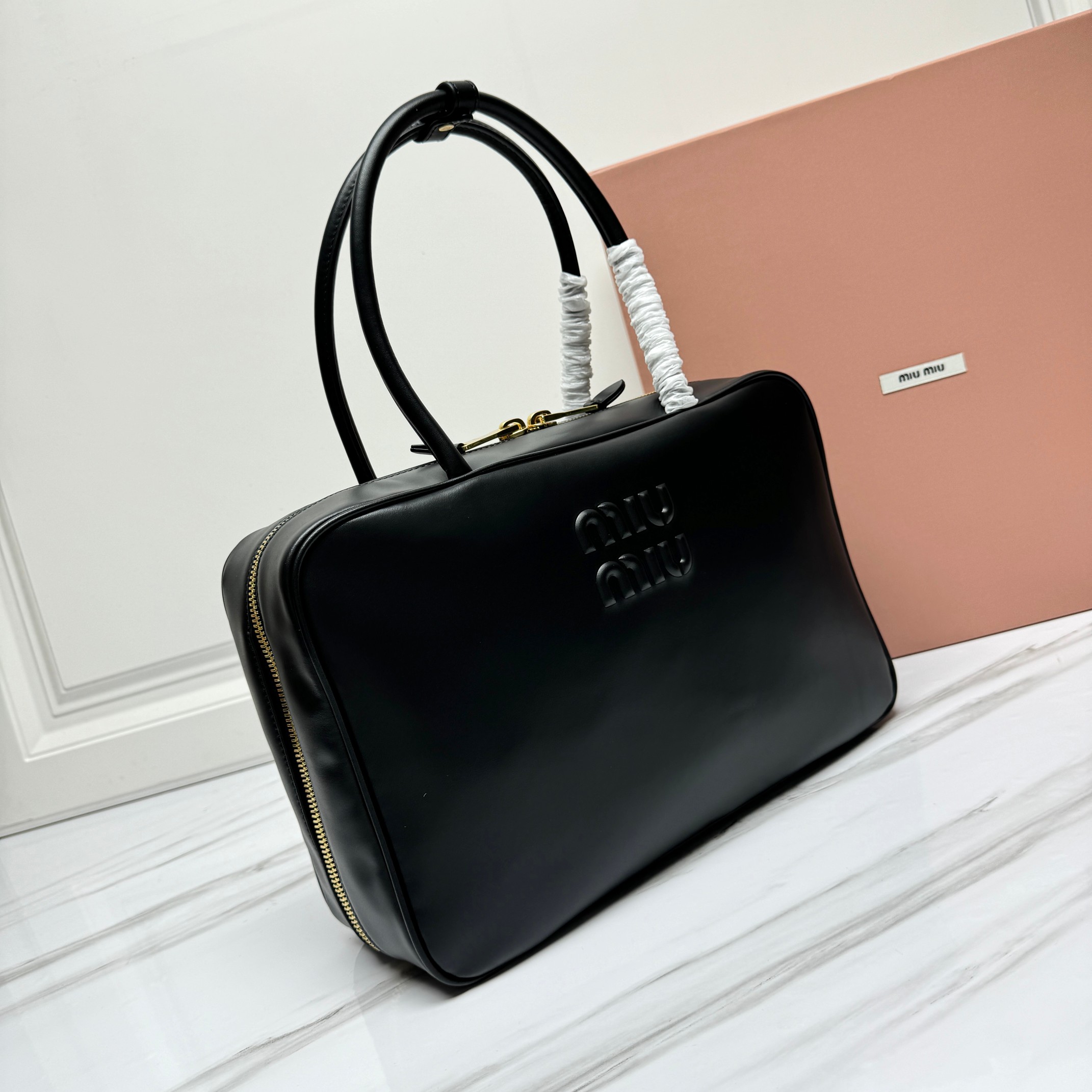 Miu Miu logo-embossed Tote Bag | Black |