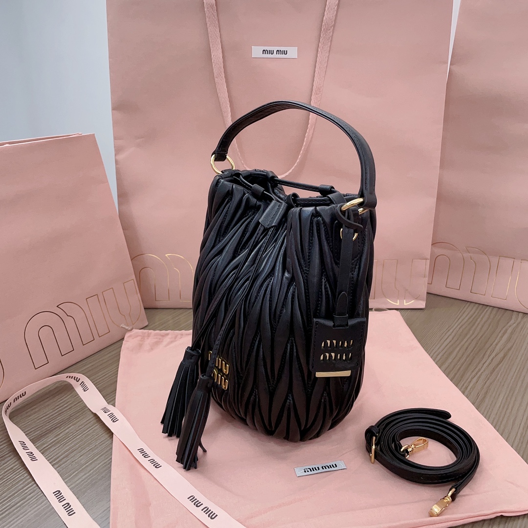 Miu Miu logo-lettering Matelassé Bucket Bag | Black