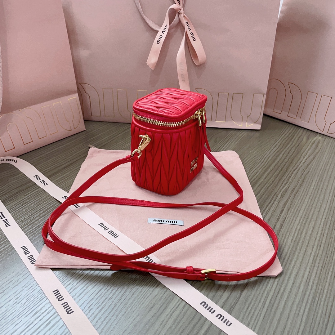 Miu Miu Matelassé Leather mini-pouch | Red |