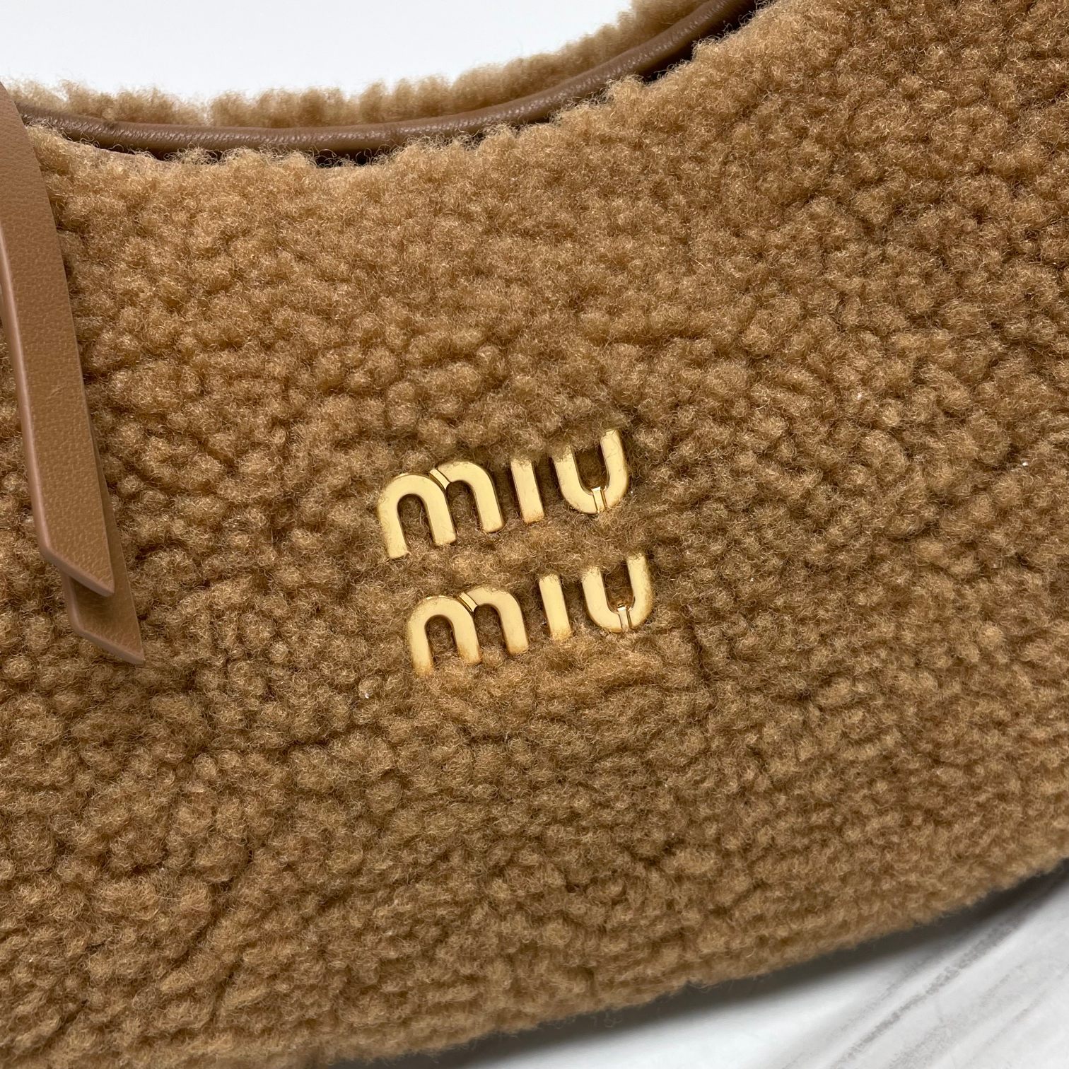 Miu Miu Wander shearling hobo bag | brown Miu Miu 00779