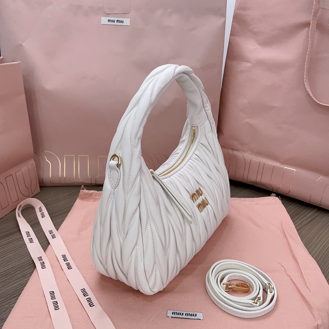Miu wander leather handbag Miu Miu White in Leather -