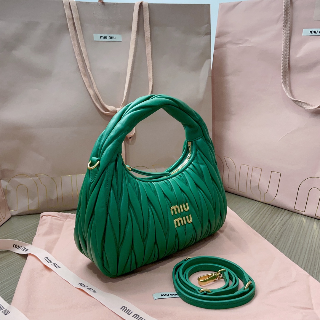 Miu Wander matelassé shoulder bag in green - Miu Miu |
