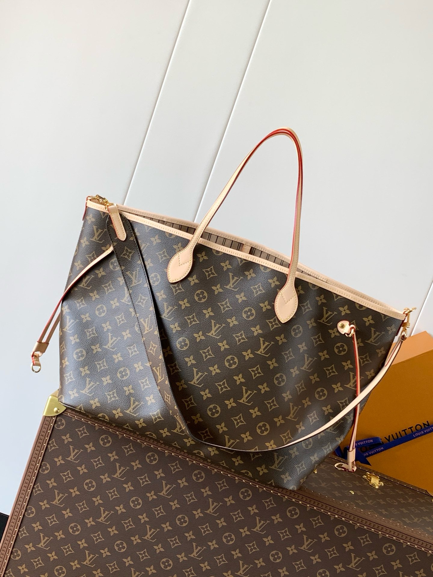 Neverfull Bandoulière Inside Out MM Monogram Red Bag – Women’s Handbag | LOUIS VUITTON