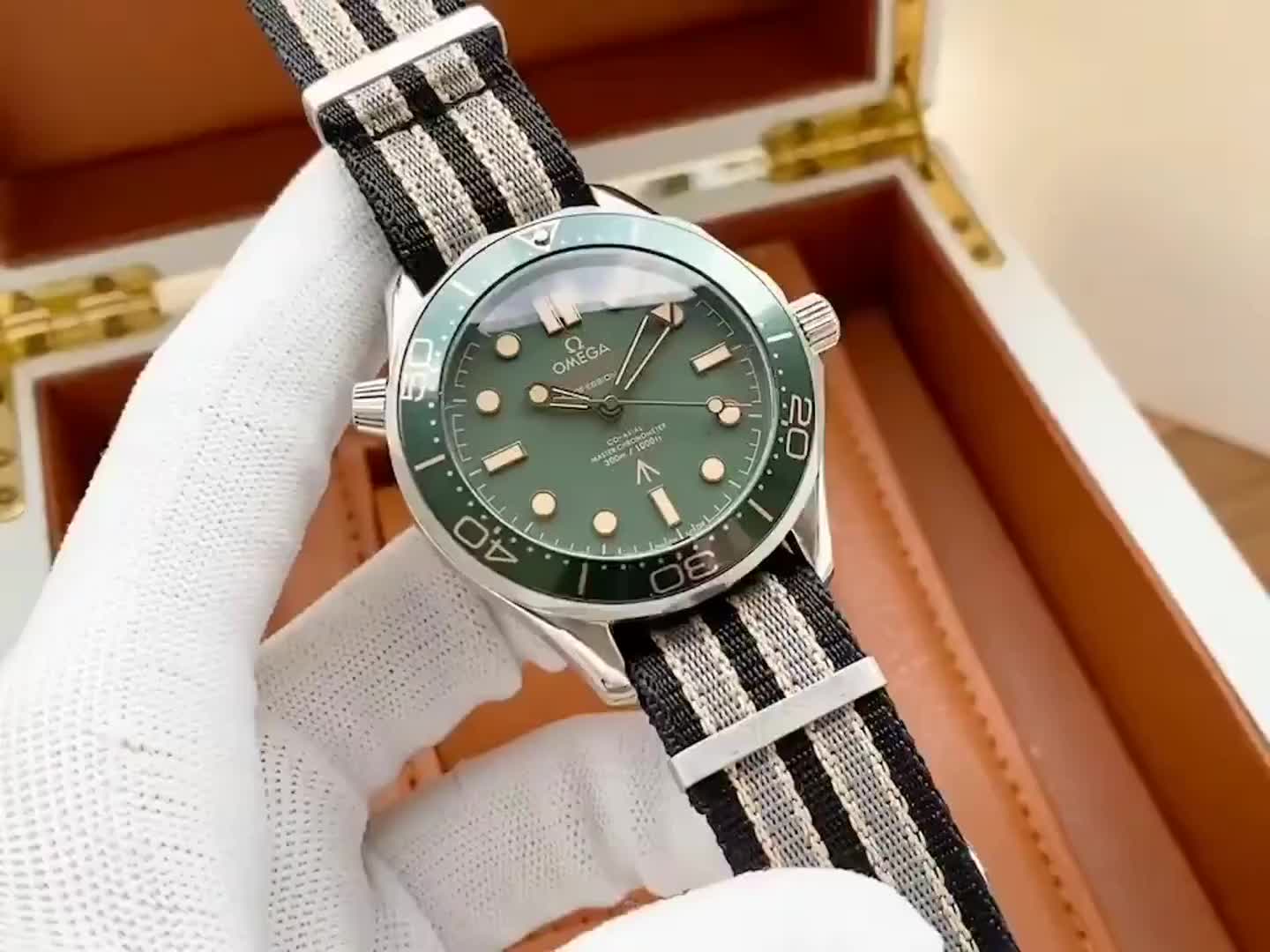 Omega Seamaster Diver 300m Green Gold On