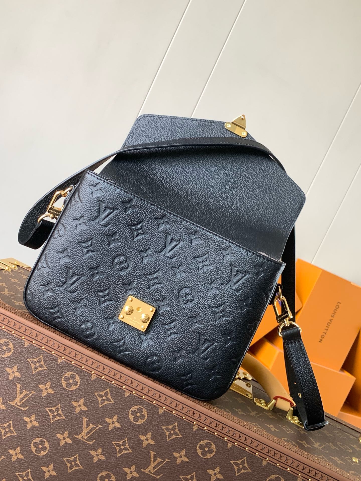 Pochette Métis East West Monogram Empreinte Black Bag – Bag | LOUIS VUITTON
