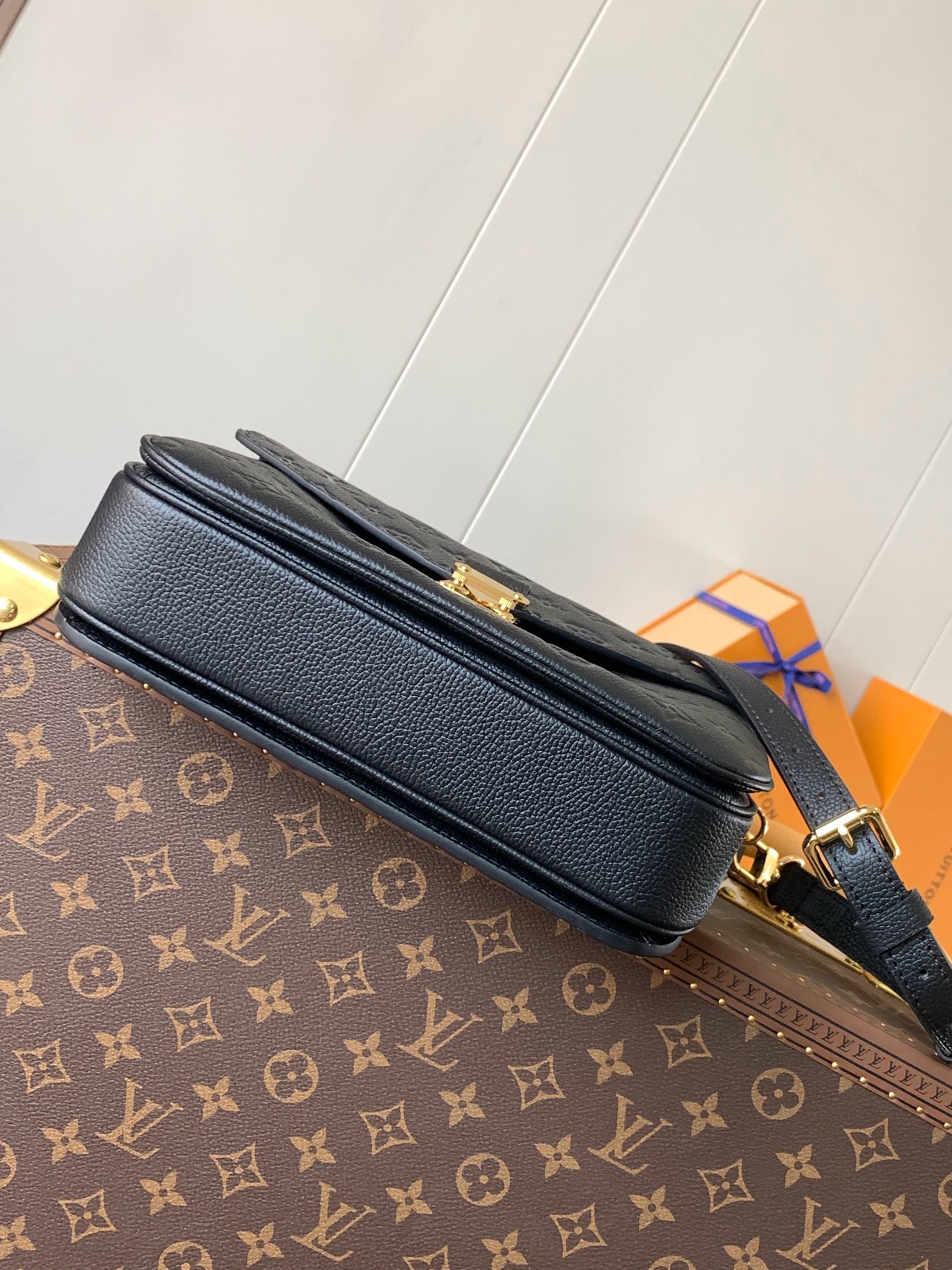 Pochette Métis East West Monogram Empreinte Black Bag – Bag | LOUIS VUITTON