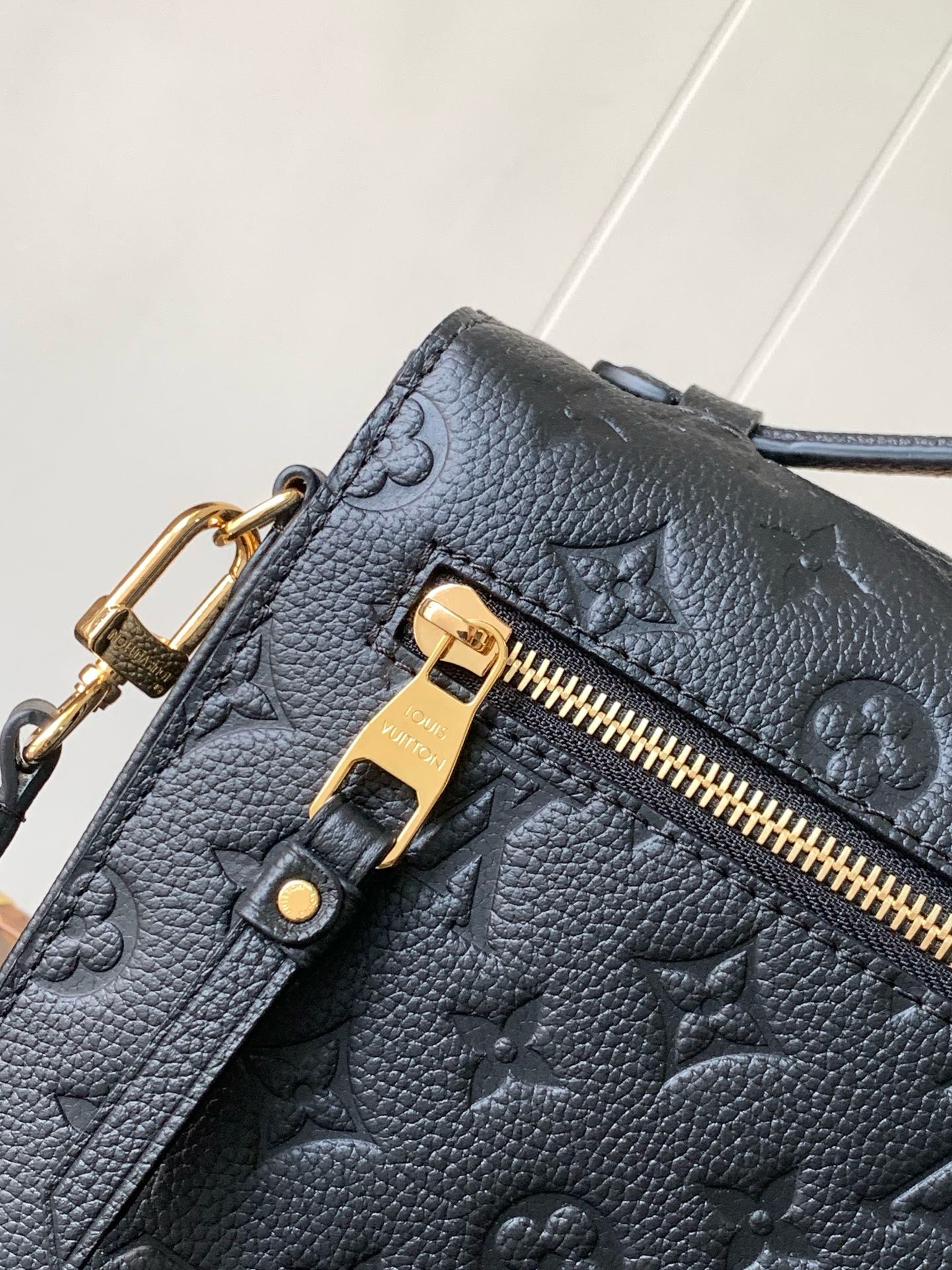 Pochette Métis East West Monogram Empreinte Black Bag – Bag | LOUIS VUITTON