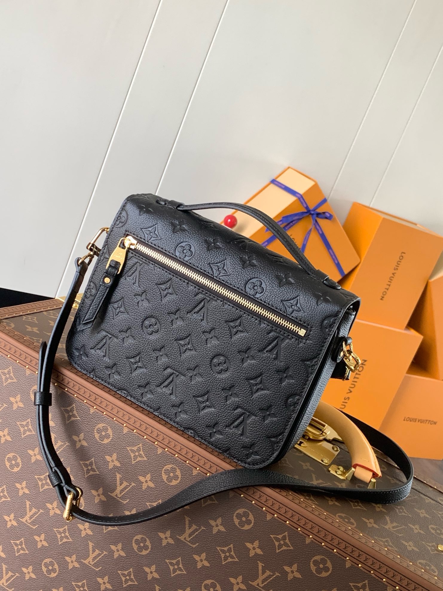Pochette Métis East West Monogram Empreinte Black Bag – Bag | LOUIS VUITTON