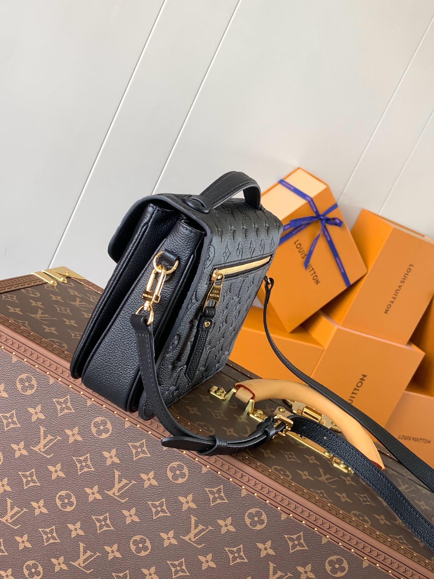 Pochette Métis East West Monogram Empreinte Black Bag – Bag | LOUIS VUITTON