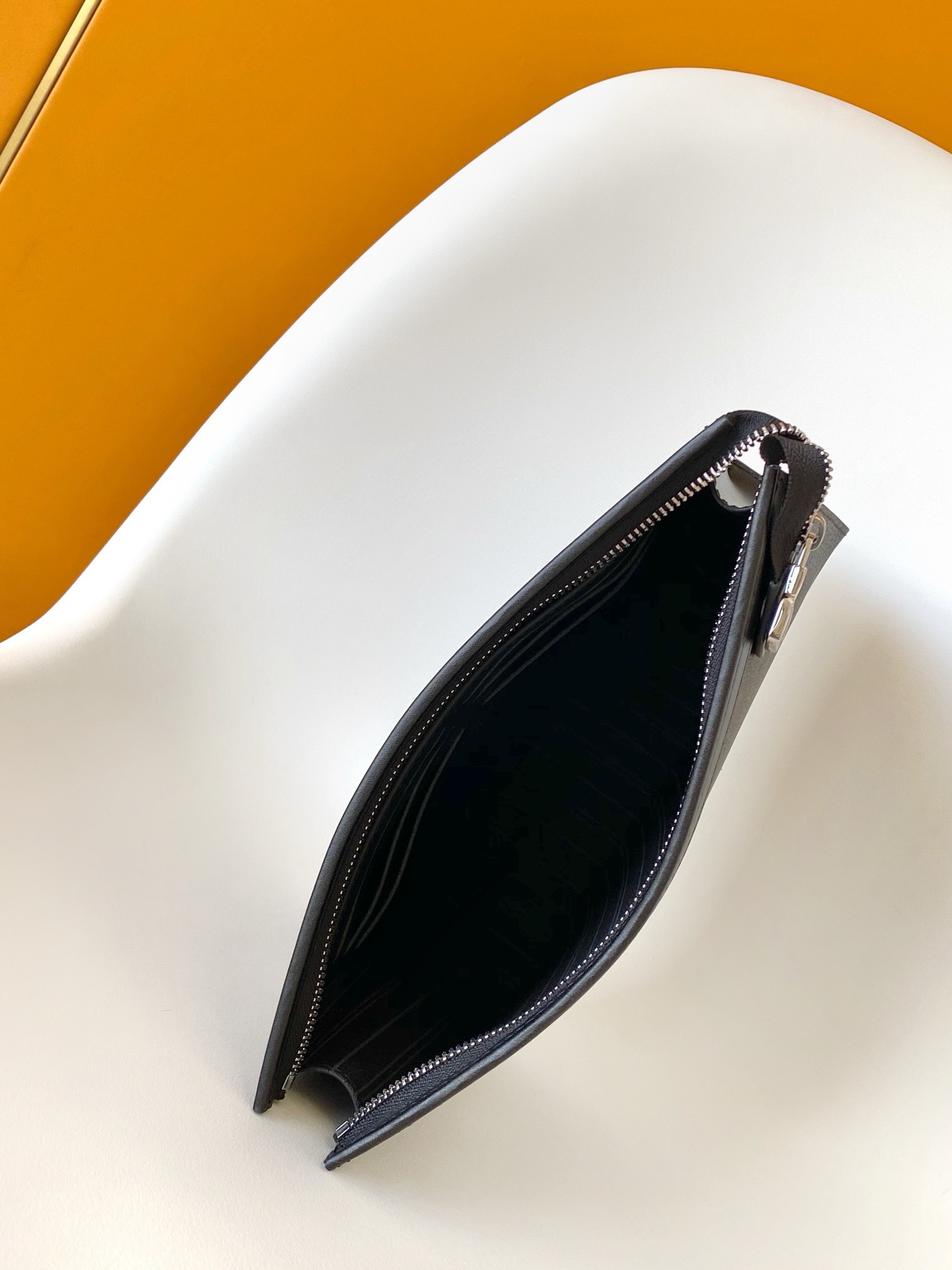 Pochette Voyage MM Monogram Eclipse Brown Bag | LOUIS VUITTON