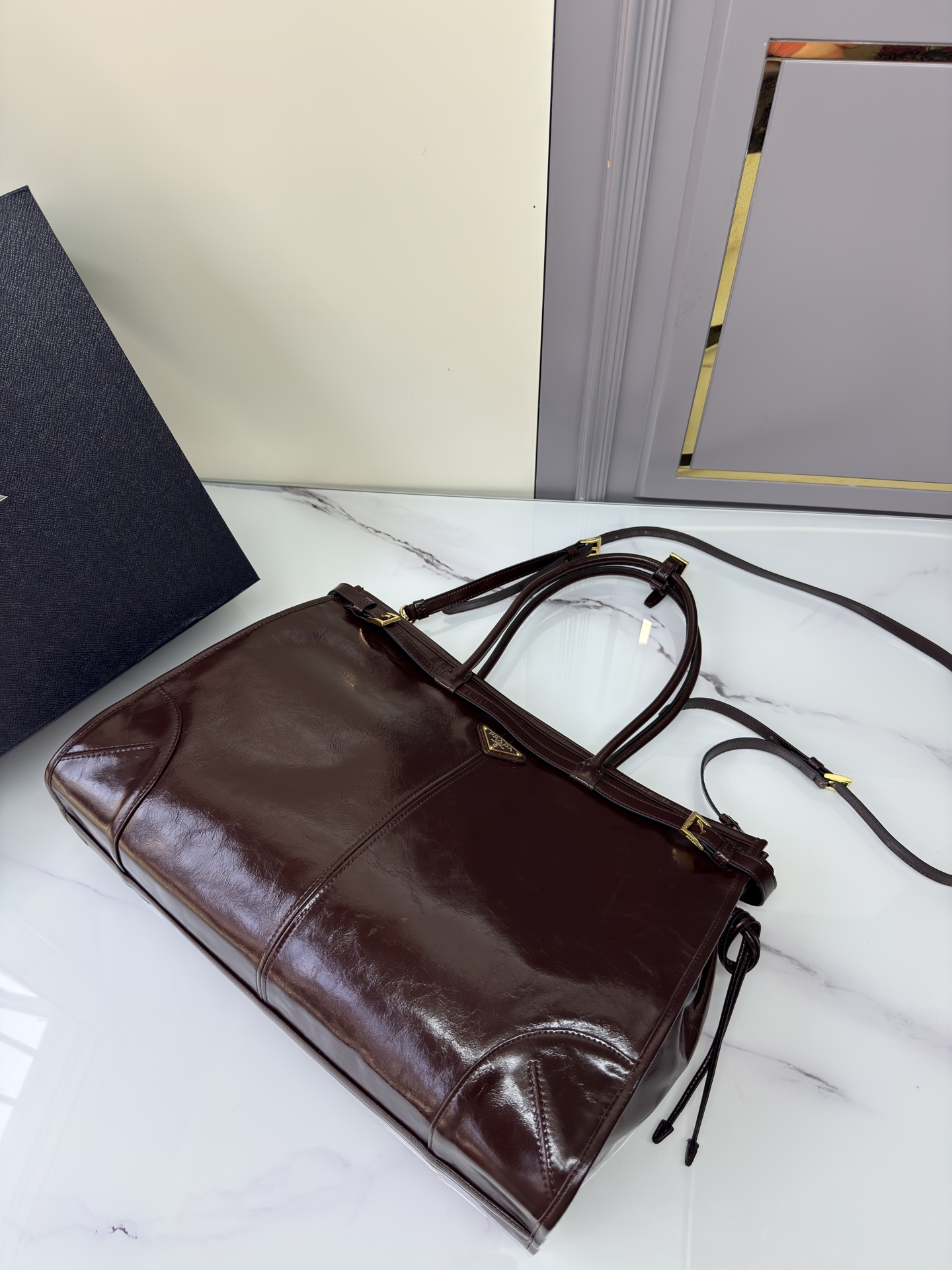 Prada - Large Leather Handbag in Dark Brown -Prada