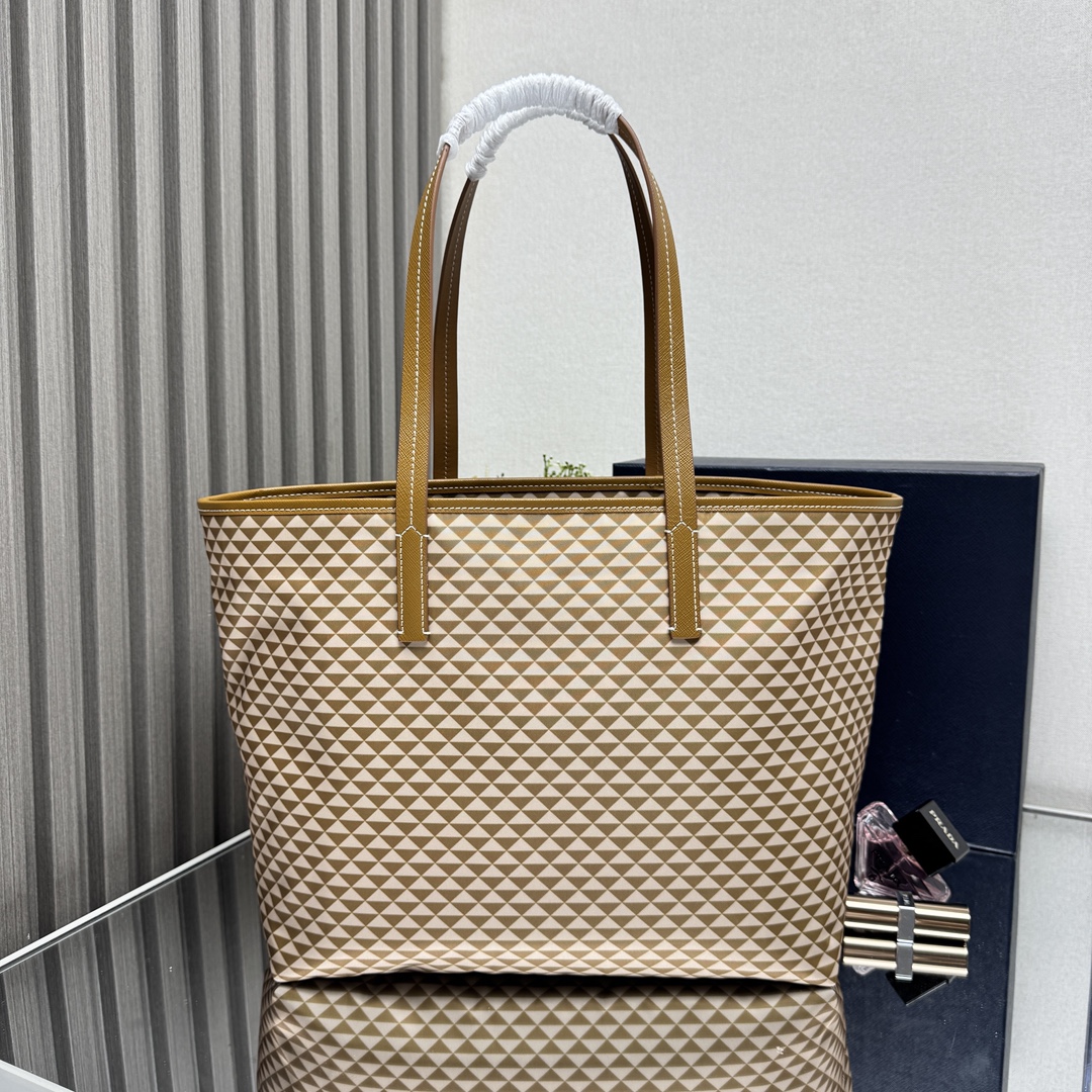 Prada Re-Nylon Triangolo Tote Bag - Bij Sevens Gent of online – Sevens bags & shoes