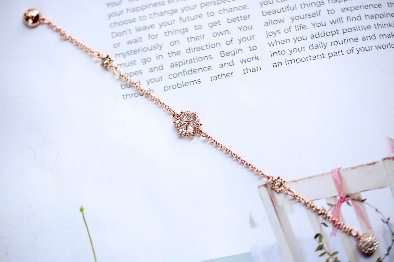 Elegant Rose Gold Sparkling Flower Crystal Bracelet for Women