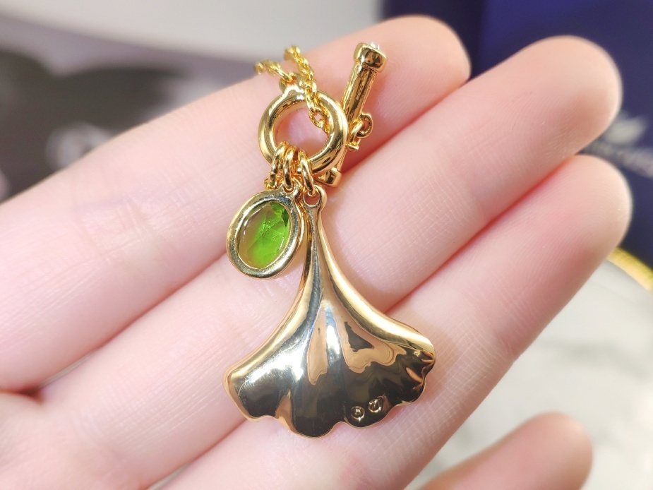 Elegant Swarovski Iconic Swan Gold-Tone Crystal Necklace