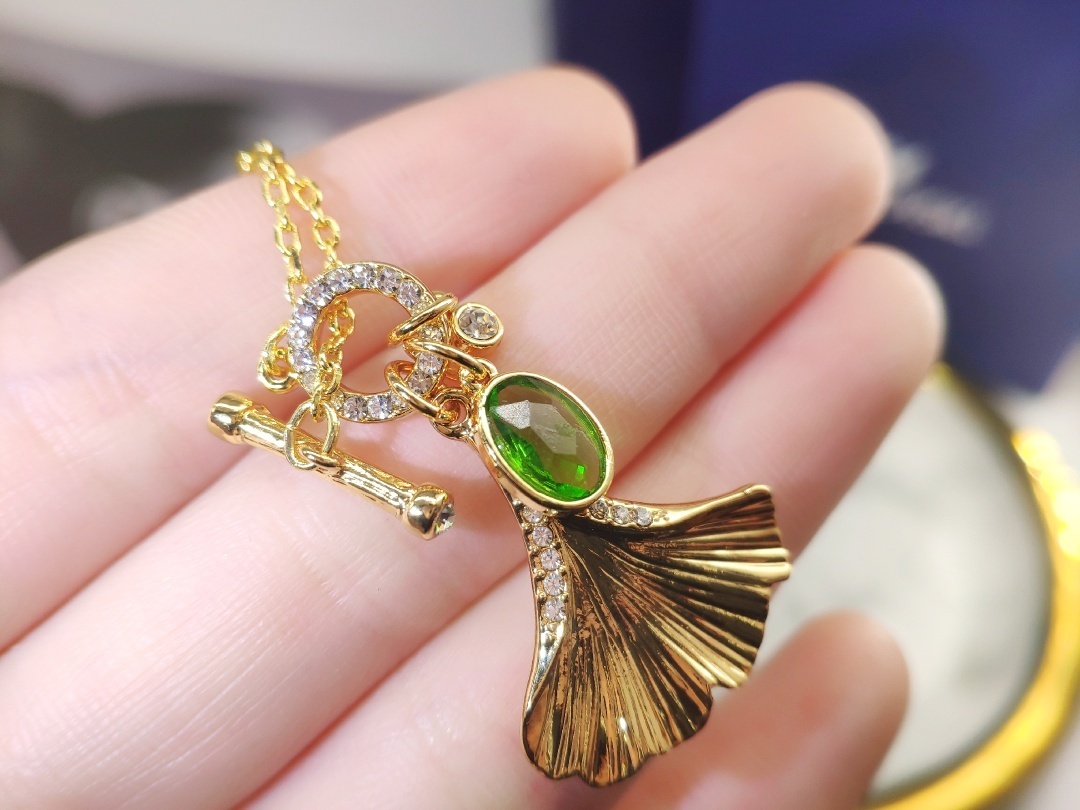 Elegant Swarovski Iconic Swan Gold-Tone Crystal Necklace