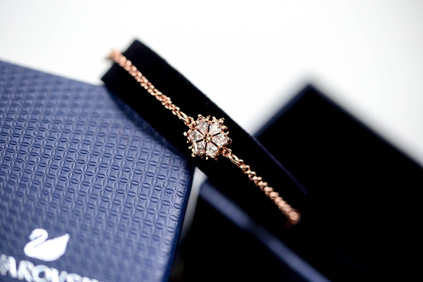 Elegant Rose Gold Sparkling Flower Crystal Bracelet for Women