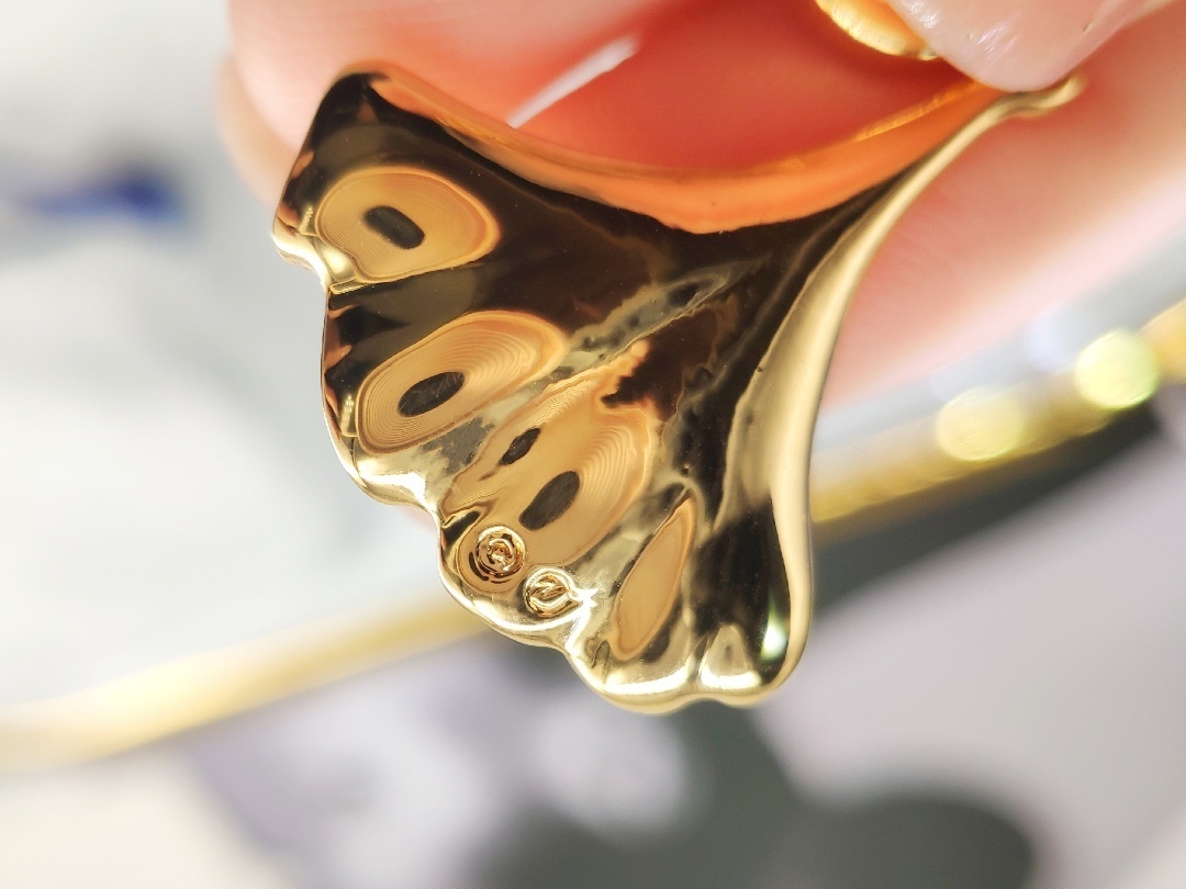 Elegant Swarovski Iconic Swan Gold-Tone Crystal Necklace