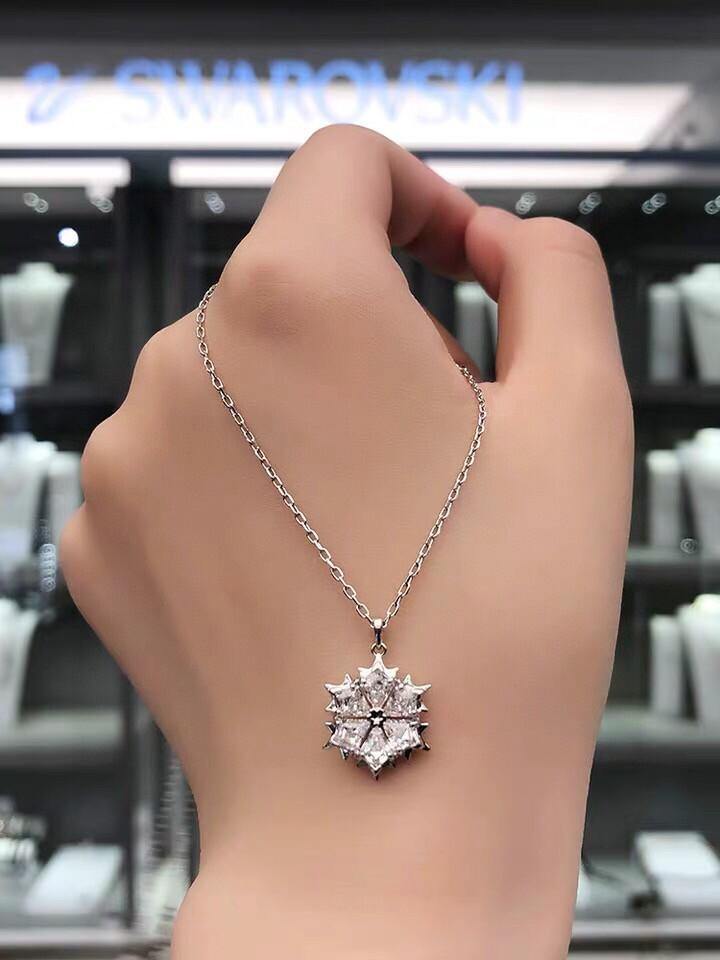 Elegant Snowflake Crystal Pendant Necklace in Silver Tone