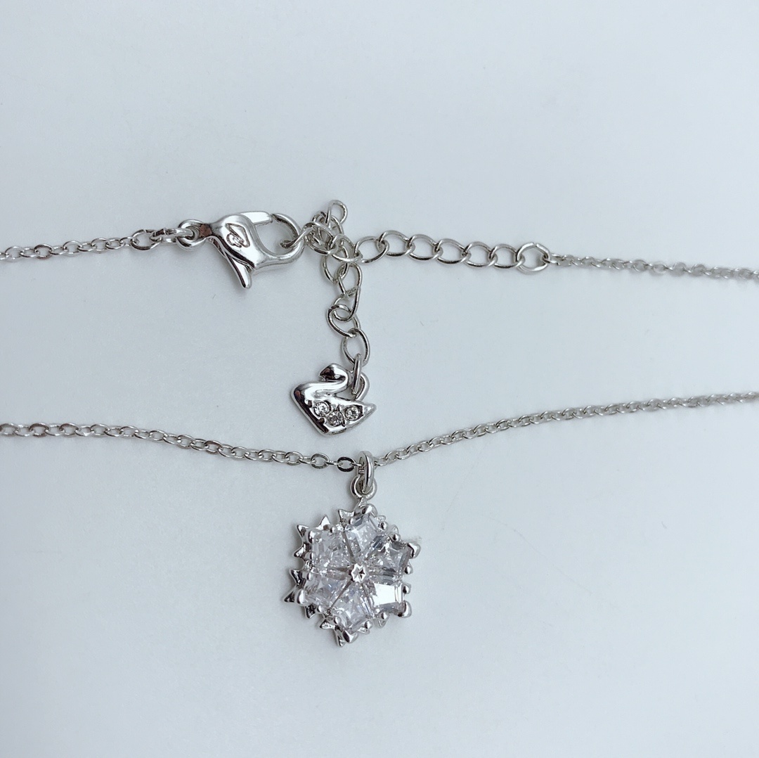 Elegant Snowflake Crystal Pendant Necklace in Silver Tone