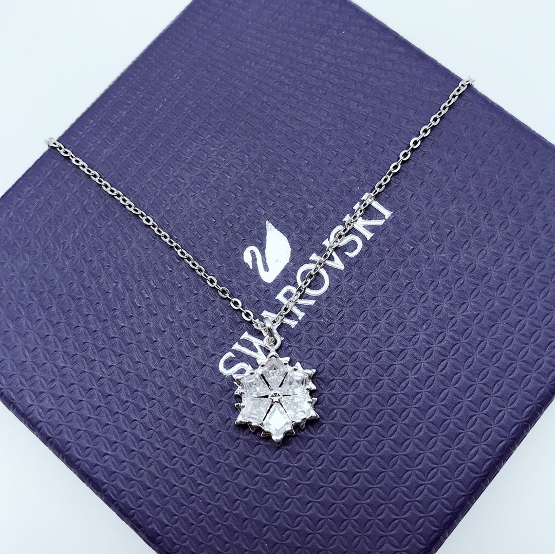 Elegant Snowflake Crystal Pendant Necklace in Silver Tone