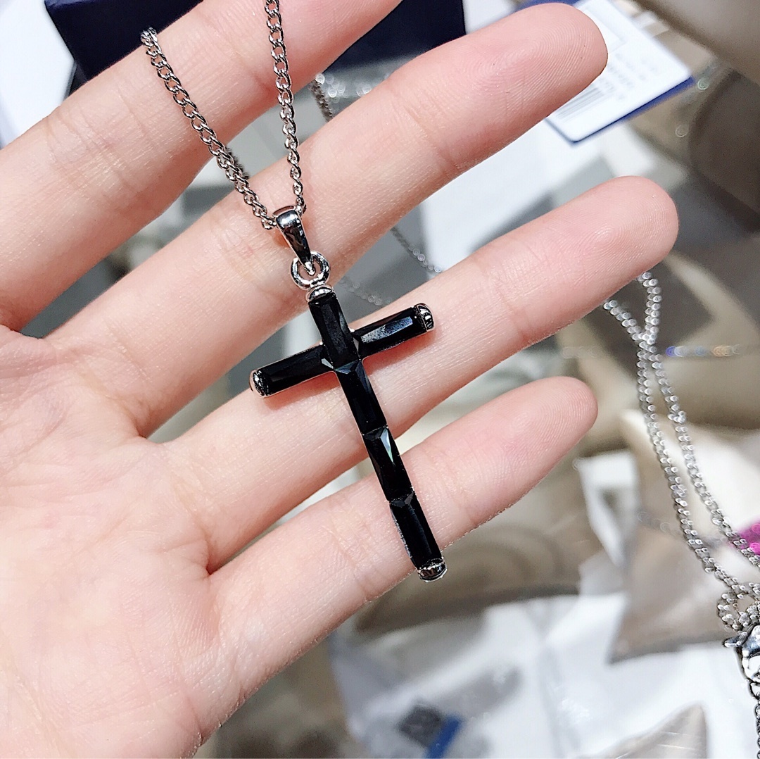 Elegant Black Cross Pendant Necklace for Women – Minimalist Style