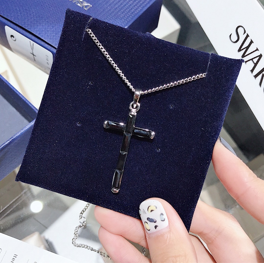 Elegant Black Cross Pendant Necklace for Women – Minimalist Style
