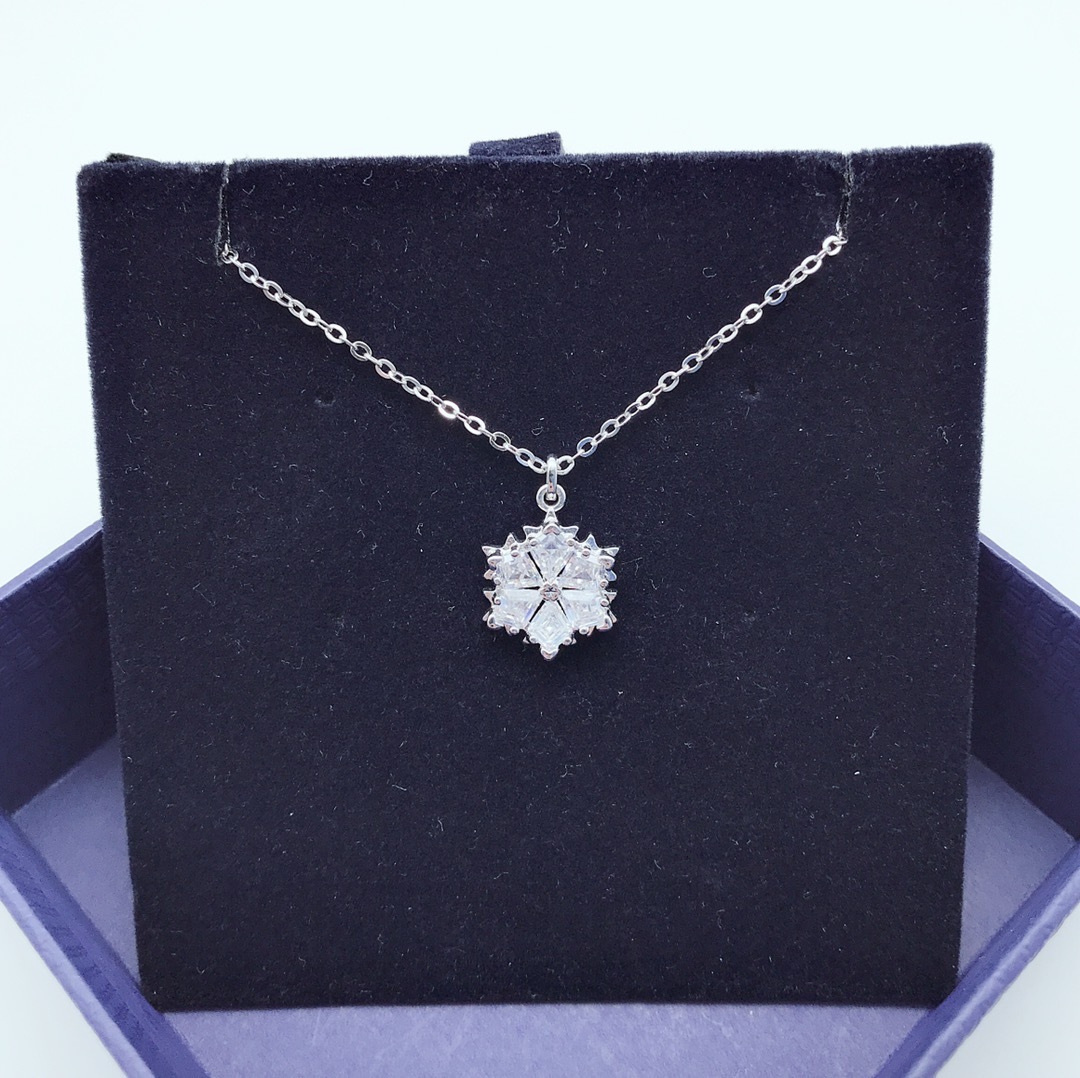 Elegant Snowflake Crystal Pendant Necklace in Silver Tone