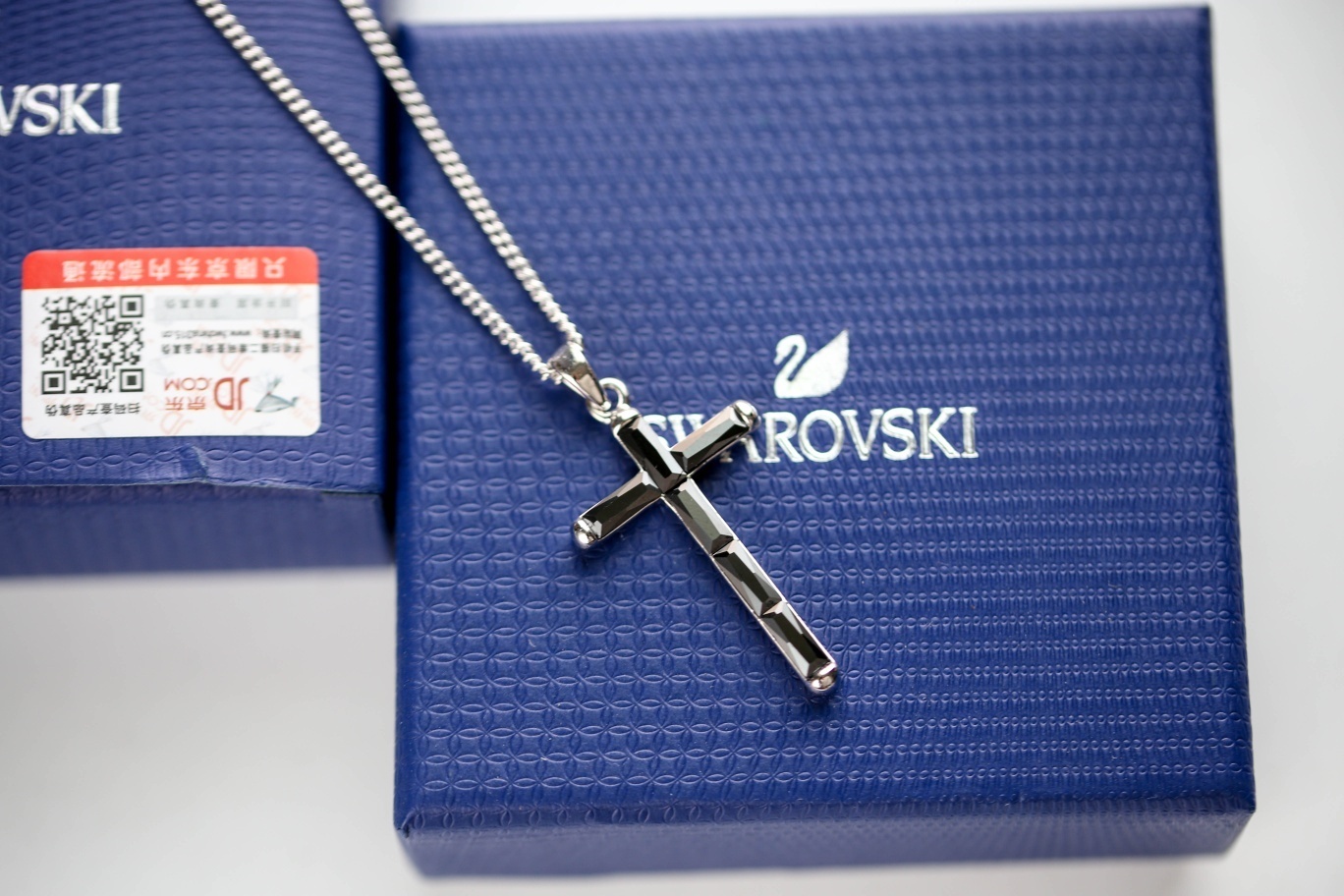 Elegant Black Cross Pendant Necklace for Women – Minimalist Style