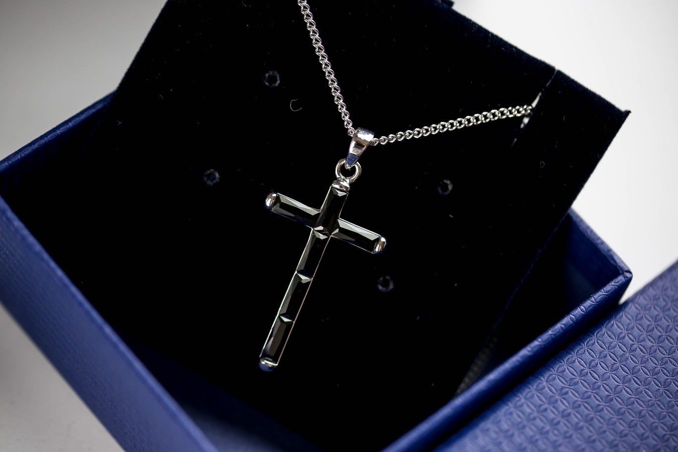 Elegant Black Cross Pendant Necklace for Women – Minimalist Style