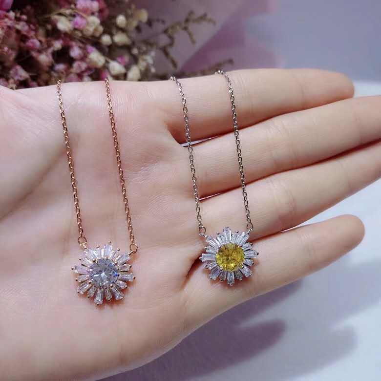 Daisy Pendant Necklace