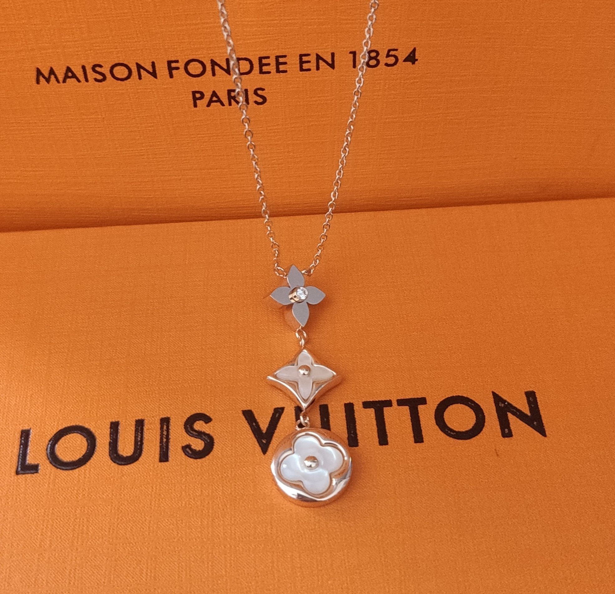 LV White Flower Necklace – LV White Flower Chain Necklace – Rose Gold