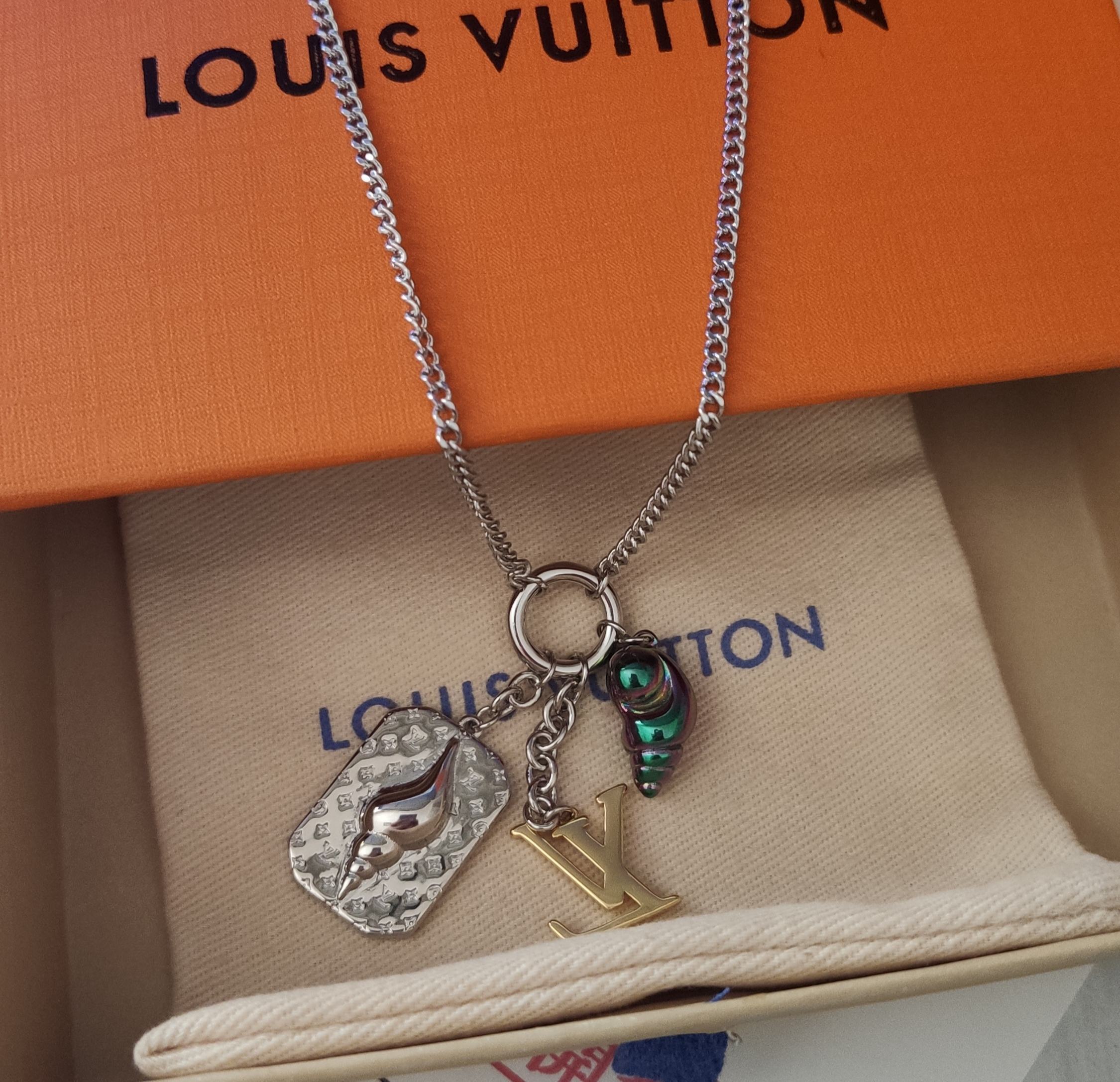 Louis Vuitton Silver Shell Necklace – Louis Vuitton Silver Shell Charm