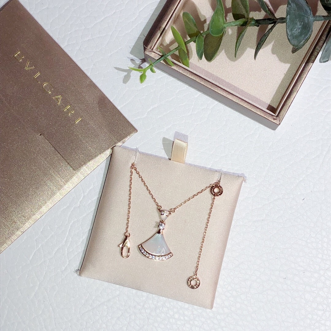 Bvlgari Rose Gold Mother-of-Pearl Necklace – Bvlgari Divas’ Dream Rose