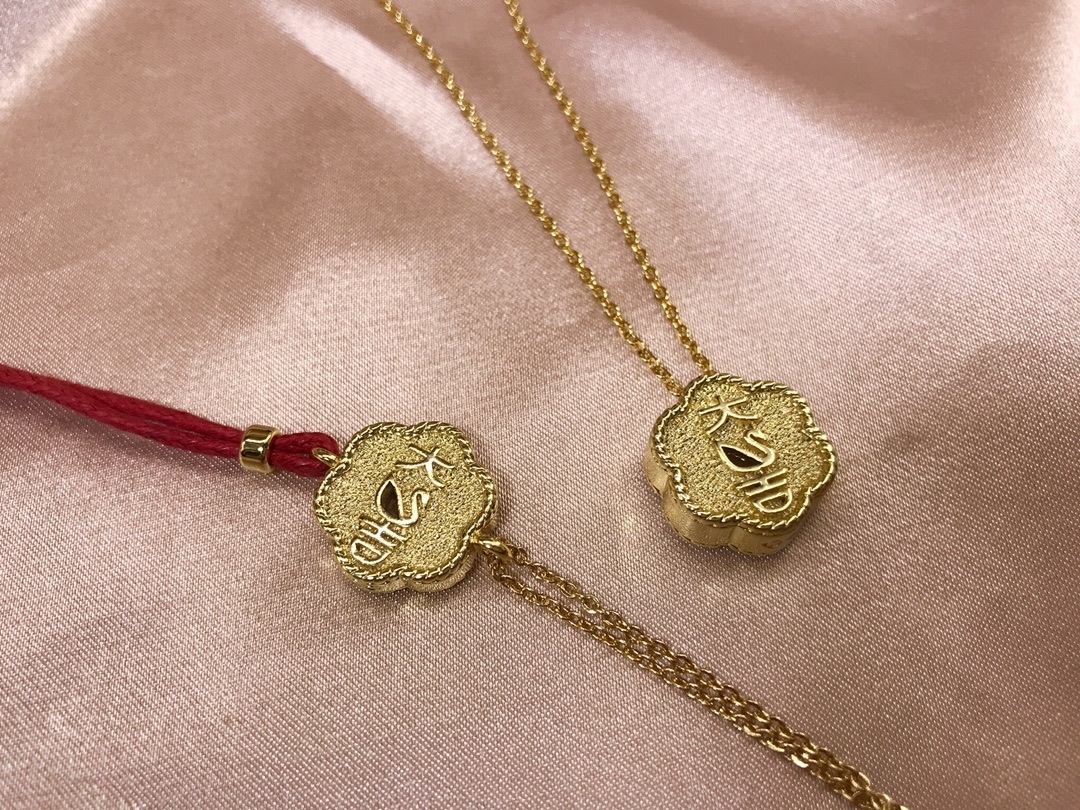 Gold Auspicious Clover Pendant – Auspicious Gold Clover Necklace