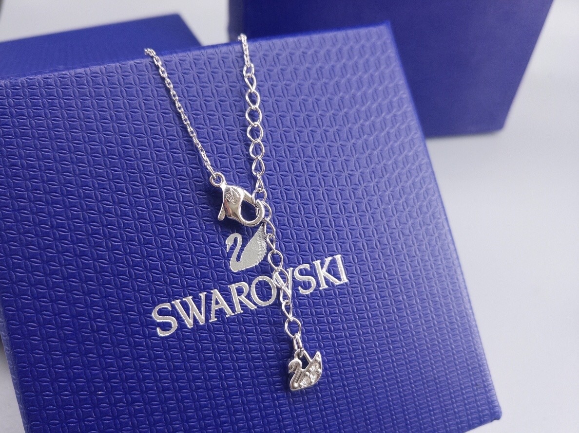 Swarovski Silver Swan Pendant Necklace – Crystal Accent
