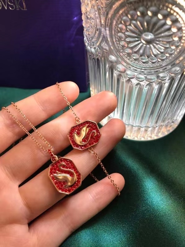 Swarovski Red Swan Set - Rose Gold Finish