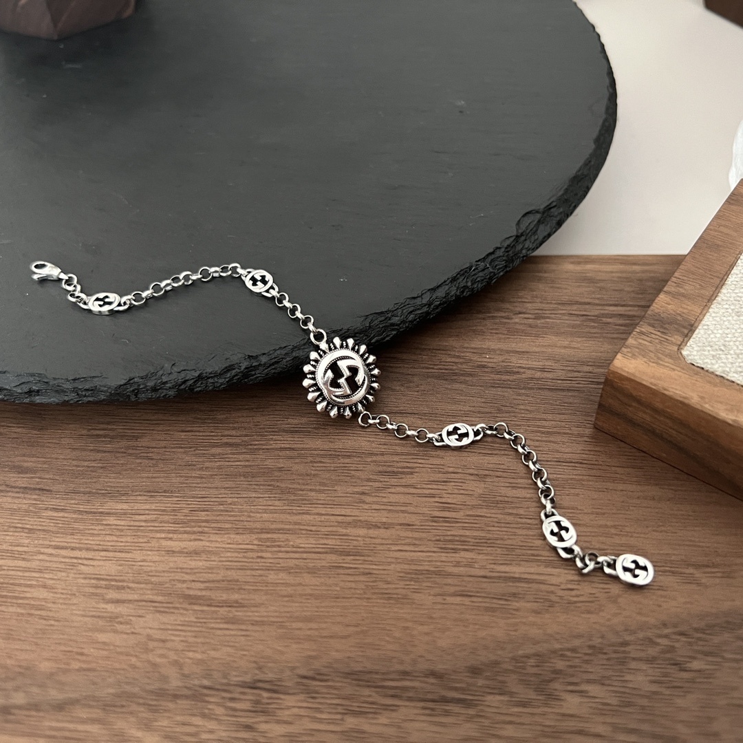 Premium Silver Flower Bracelet – Timeless Elegance